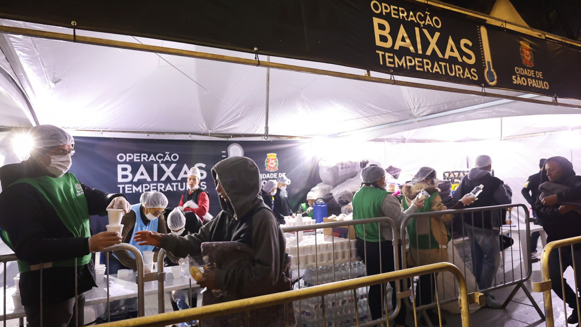 Distribuição de alimentos nas tendas da Operação Baixas Temperaturas.