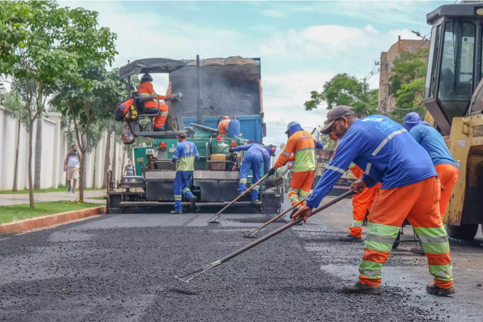 Imagem da pavimentação sendo realizada por trabalhadores da Prefeitura 