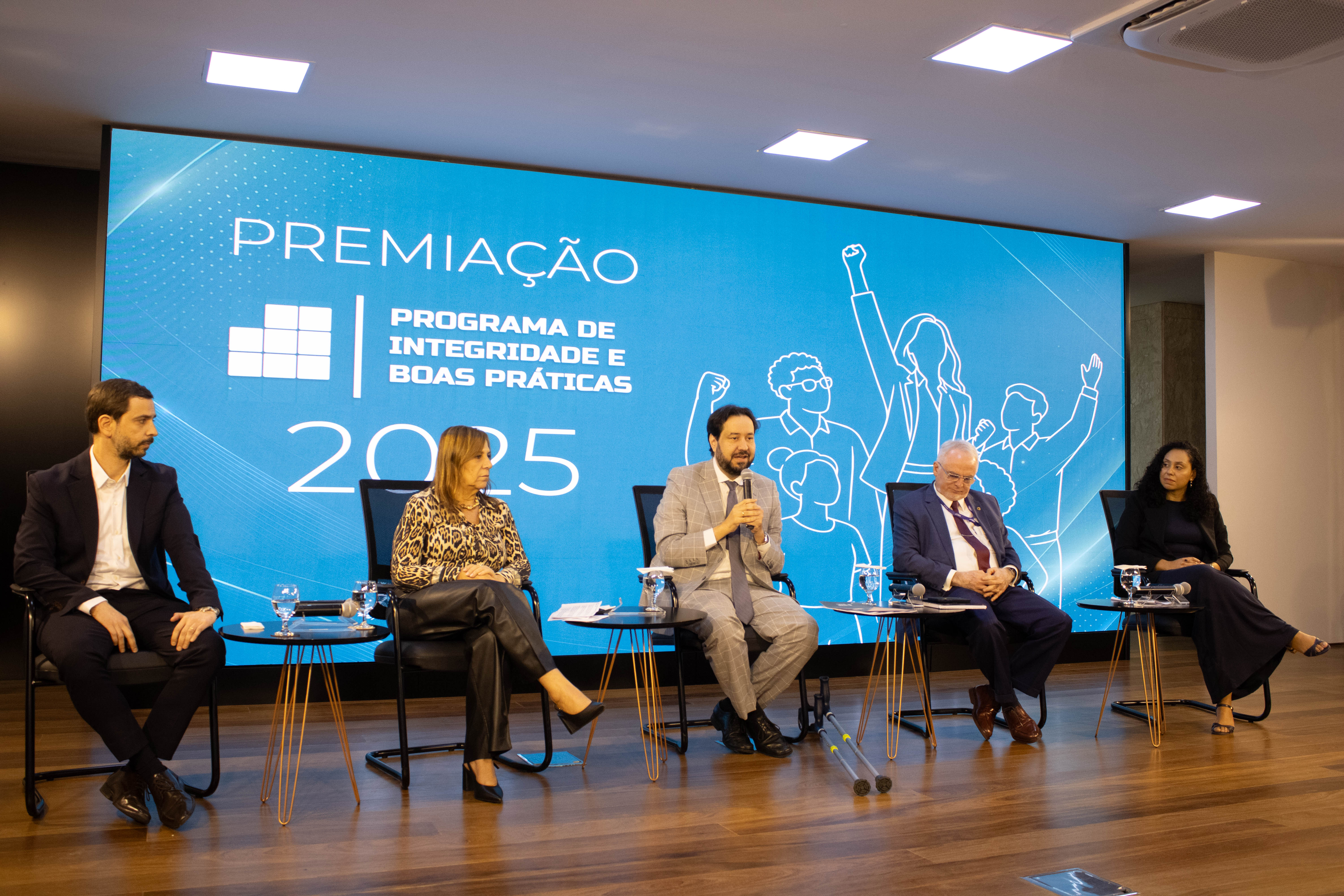 Autoridades da Prefeitura de São Paulo sentadas