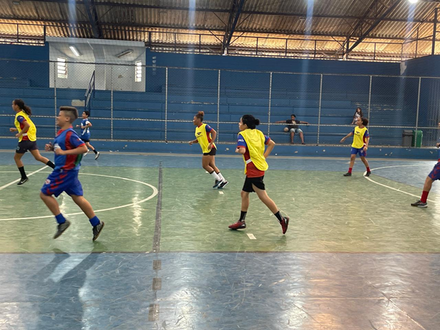 Na imagem, aula de futsal no Centro Esportivo Teotônio Vilela.