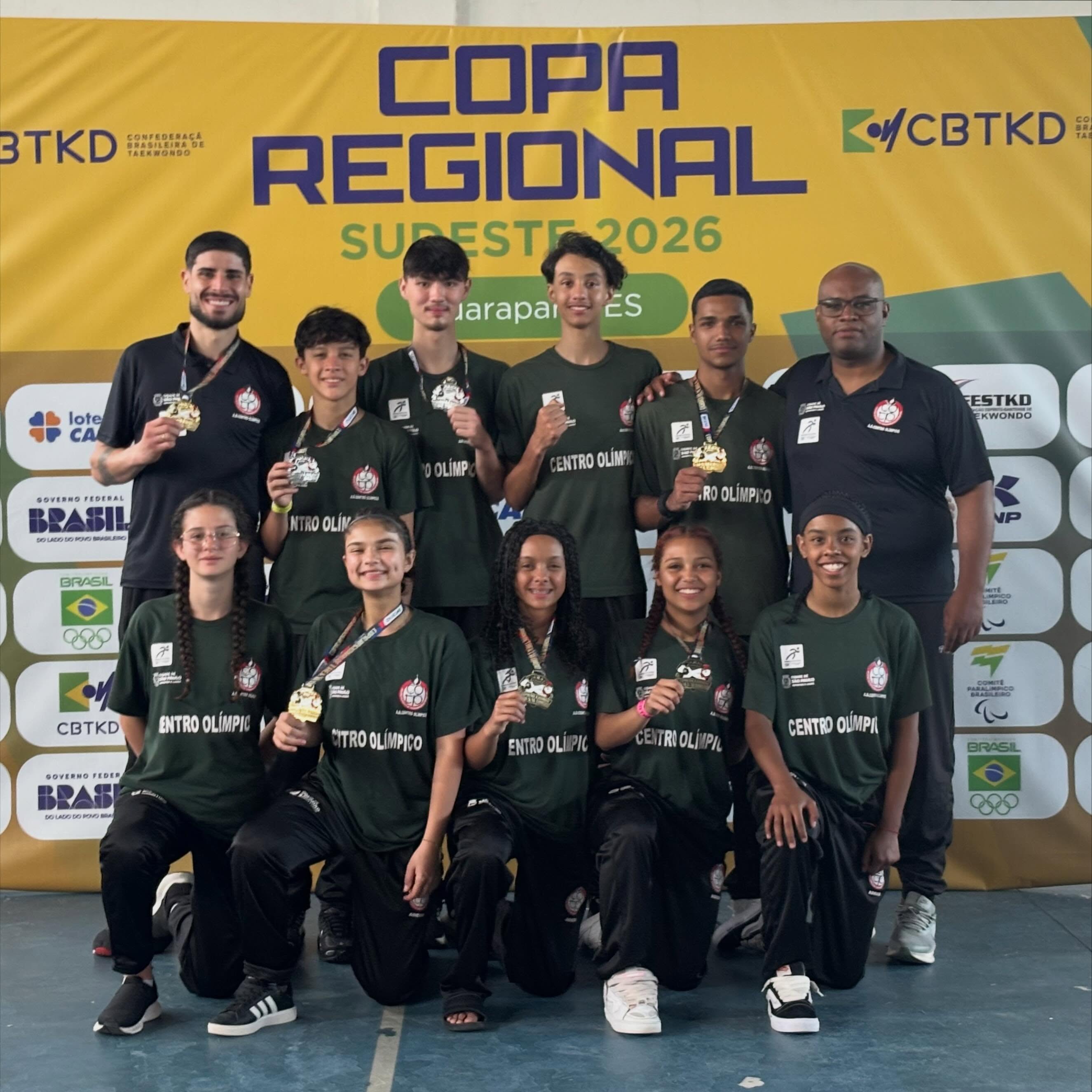Na imagem, time de taekwondo do Centro Olímpico de Treinamento e Pesquisa.