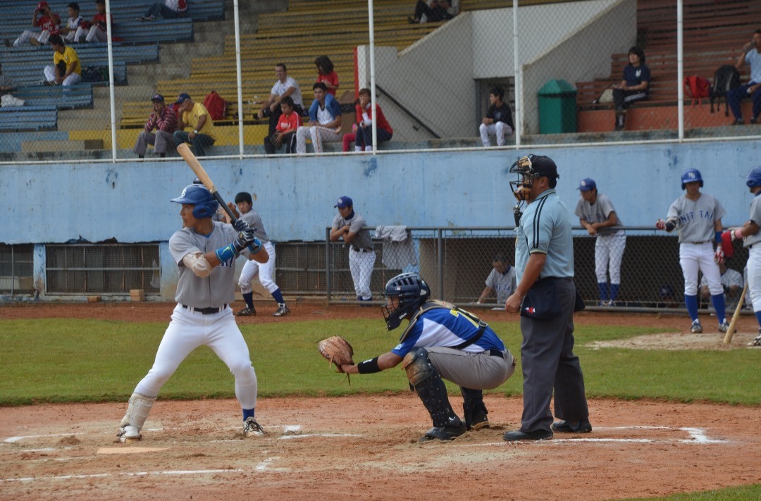 Na imagem, está presente atletas de beisebol no Mie Nishi.