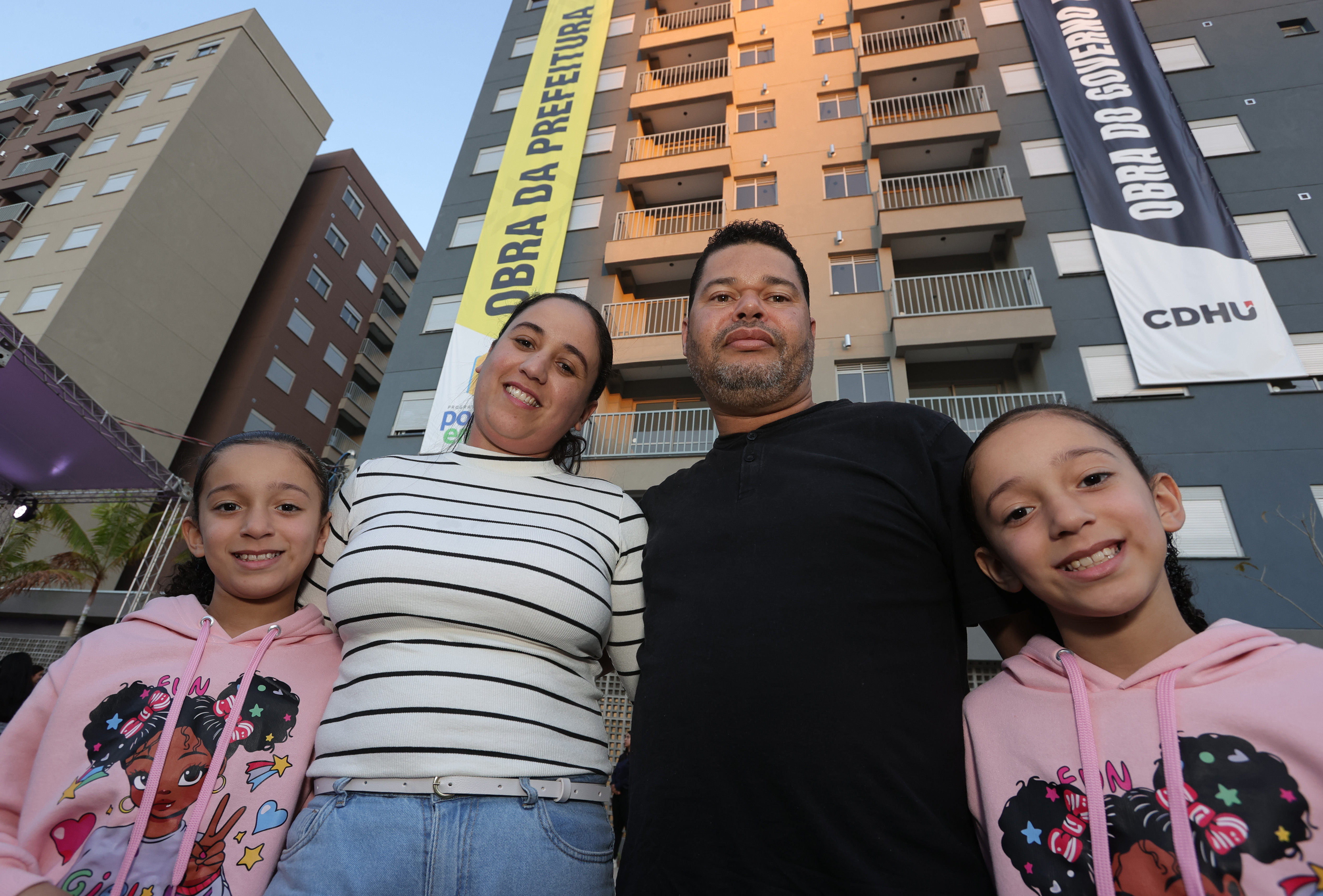 Família recebe a chave de seu apartamento do Residencial Ipê, na Mooca