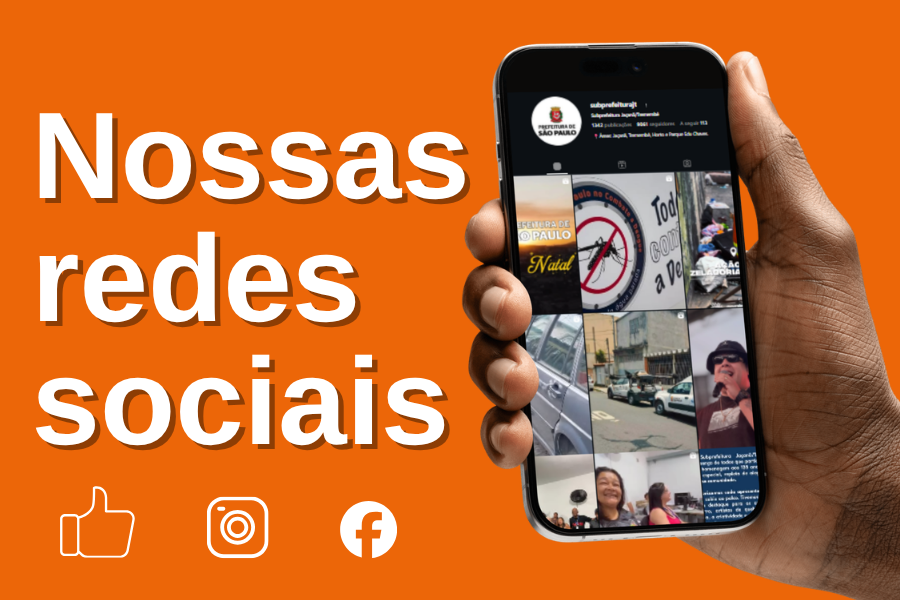 Arte digital com fundo laranja vibrante. À esquerda, em letras grandes brancas com sombra, está escrito: “Nossas redes sociais”. Na parte inferior aparecem três ícones brancos representando uma mão com sinal de curtida, o Instagram e o Facebook. À direita, uma mão segura um smartphone na posição vertical. Na tela do celular é exibido o perfil da Subprefeitura Jaçanã/Tremembé no Instagram, mostrando uma grade com diversas publicações relacionadas a ações, serviços e atividades da administração pública. A composição destaca os canais de comunicação da Subprefeitura nas redes sociais, convidando o público a acompanhar as informações e novidades online.