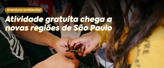 A imagem mostra várias mãos próximas umas das outras, manipulando plantas ou folhas, sugerindo uma atividade coletiva ligada ao meio ambiente ou artesanato. Ao fundo, aparecem pessoas com roupas coloridas, reforçando o clima de grupo e participação comunitária. A cena transmite colaboração e engajamento em torno da natureza, destacando o caráter inclusivo e educativo da iniciativa.