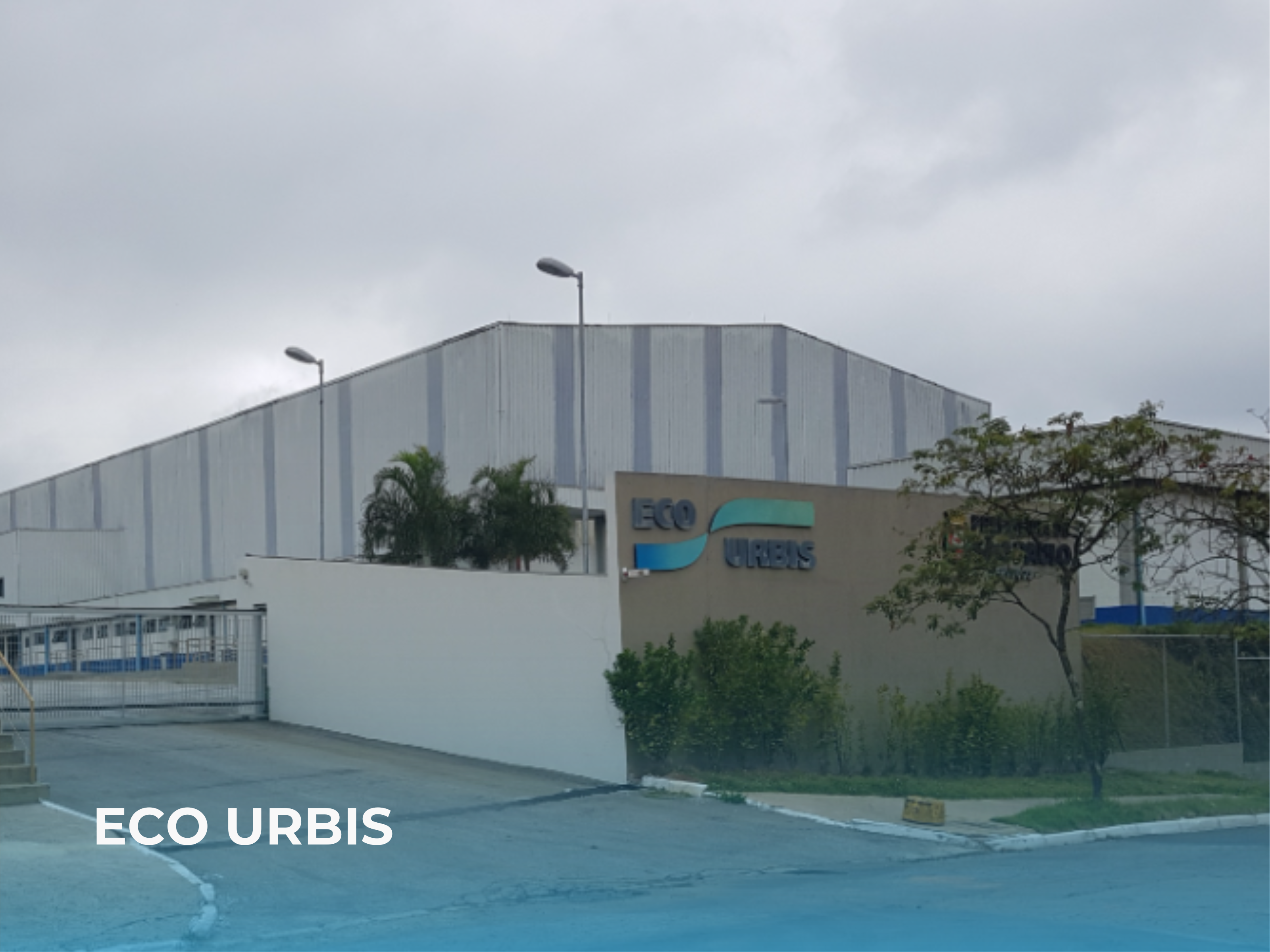 Esta imagem mostra uma unidade operacional da Ecourbis, uma das principais concessionárias de limpeza urbana da cidade de São Paulo. Instalações como esta são o "coração" logístico do sistema para as regiões que a empresa atende (Zonas Sul e Leste).