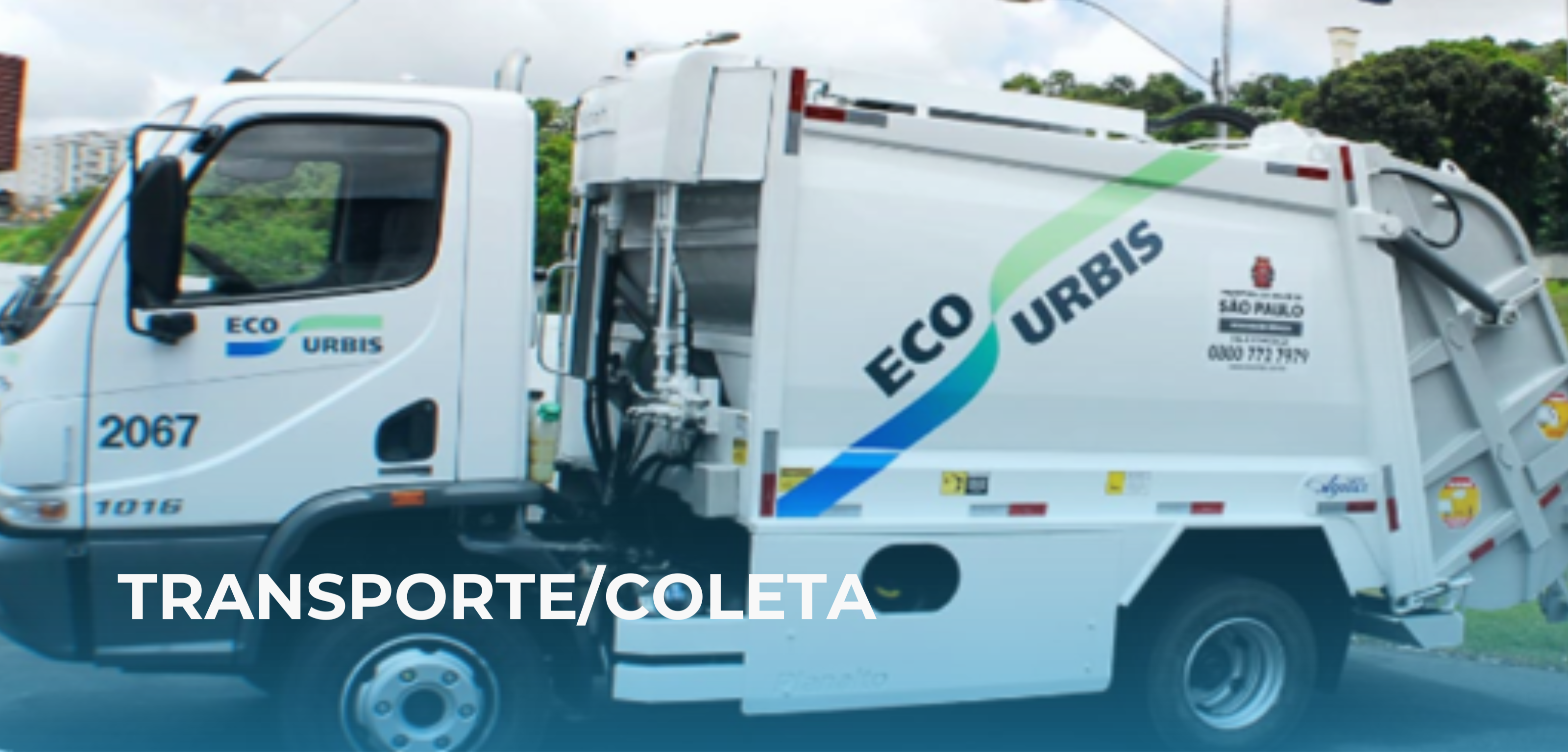  Esta imagem mostra um veículo específico utilizado na logística de limpeza urbana da cidade de São Paulo, operado pela concessionária Ecourbis.